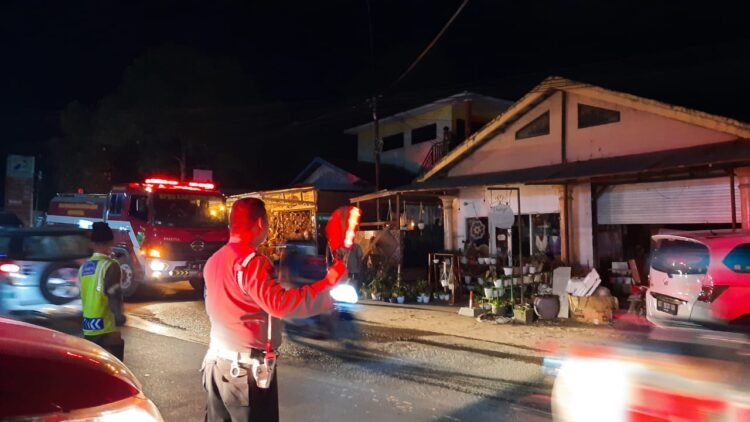 Korsleting Listrik Samping SPBU Sambaliung, Dua Unit PMK Diturunkan