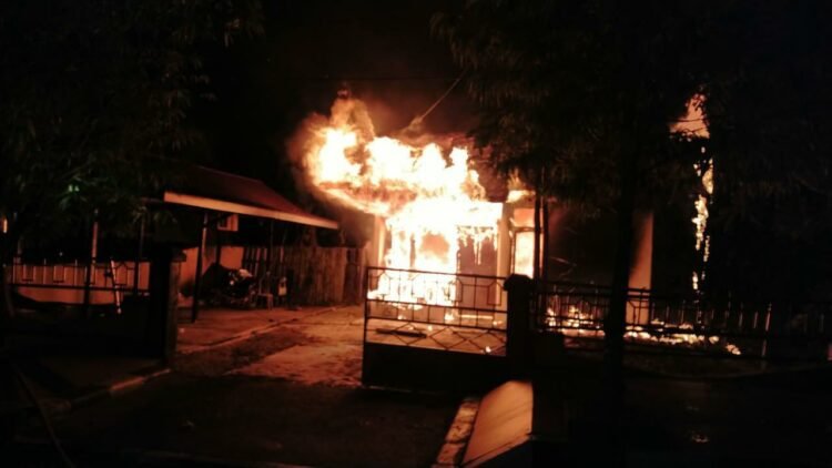 Diduga Korsleting Listrik, Rumdis Kemenag Ludes Terbakar