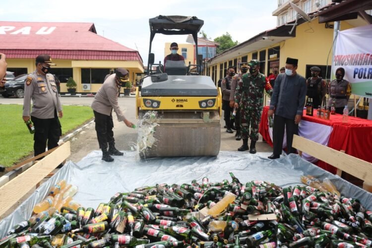 Polres Berau Musnahkan Ribuan Botol Miras
