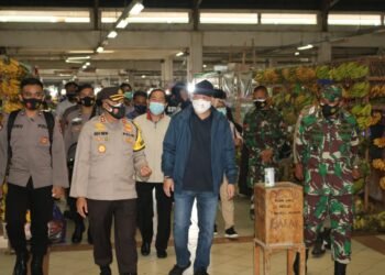 Bupati Agus Pimpin Razia Masker di Pasar SAD