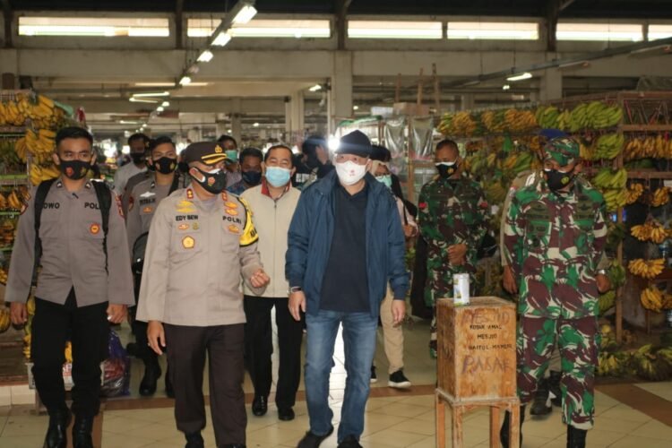 Bupati Agus Pimpin Razia Masker di Pasar SAD