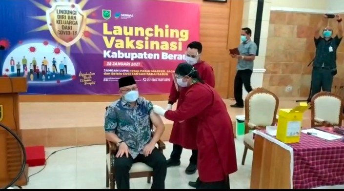 Bupati Berau Agus Tantomo Jadi Penerima Vaksin Pertama