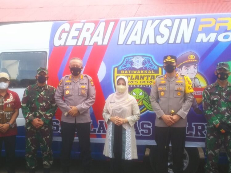 Bupati Sri Juniarsih Dampingi Kombes Pol Edy Suswanto Kunjungi Sejumlah Titik PPKM di Berau