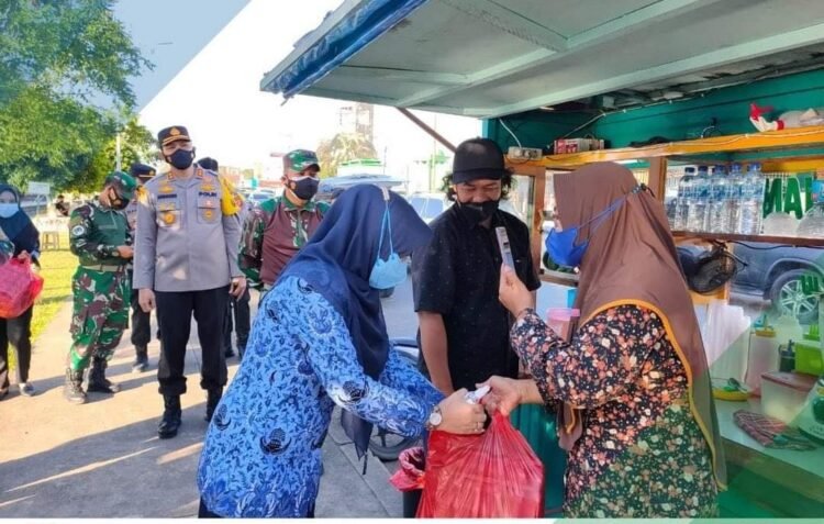 Bupati Berau Bagikan Bansos Untuk UMKM