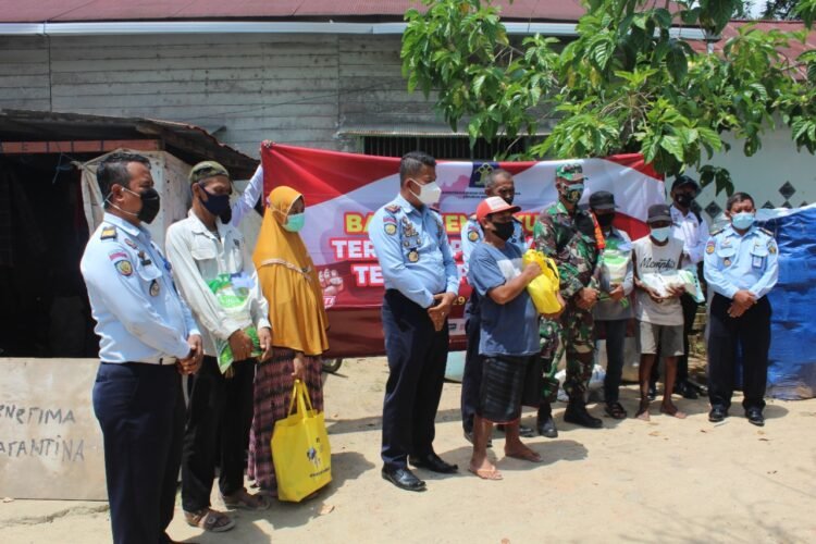 Rutan Tanjung Redeb Bagikan Bansos Untuk Warga Sekitar