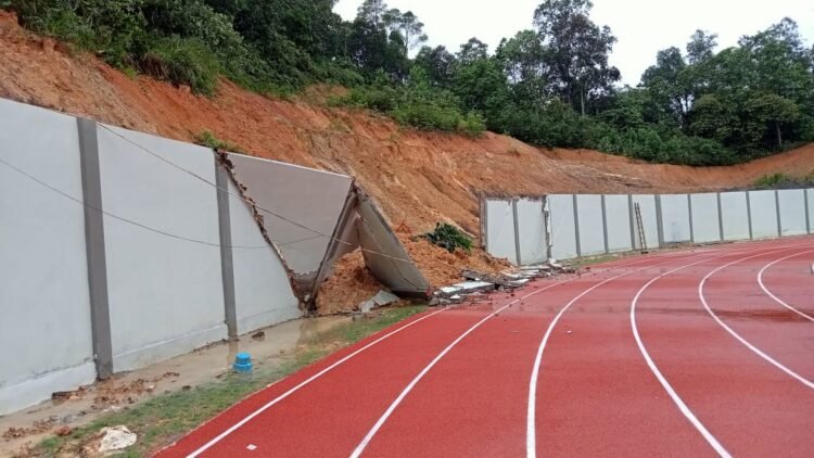 Tembok Stadion Olimpic Mini Teluk Bayur Roboh