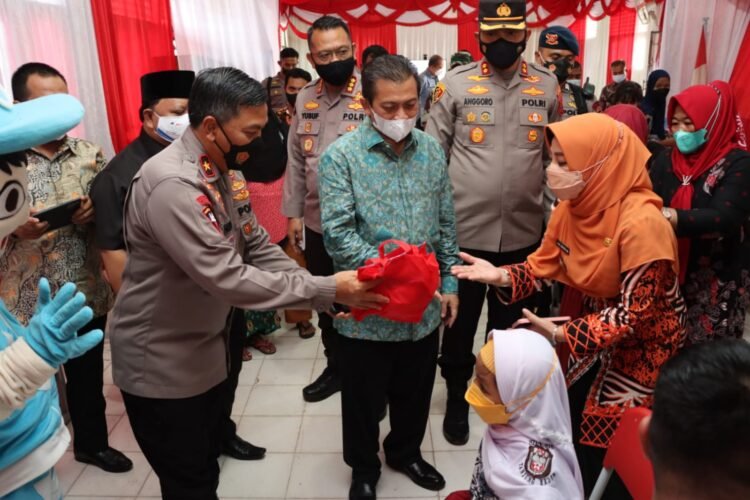 Wakapolda dan Wagub Kaltim Tinjau Vaksinasi Anak dan Lansia di Berau