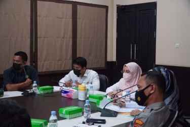 Bupati Sri Juniarsih Terima Langsung Keluhan Warga Kampung Tumbit Melayu