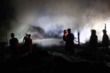 Si Jago Merah Berkobar, Satu Bangunan Dan Mobil Habis Dilahap