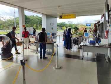 Jam Operasional Petugas Bandara Kalimarau di Ubah