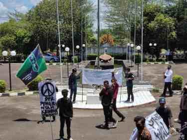 Migor Langka Dan Mahal, Mahasiswa Berunjukrasa Di DPRD Berau