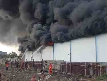 Si Jago Merah Lahap Bengkel Mobil di Rinding