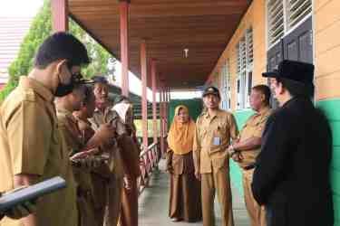Sekda Lakukan Monitoring dan Evaluasi Sarana Prasarana di Kecamatan Segah