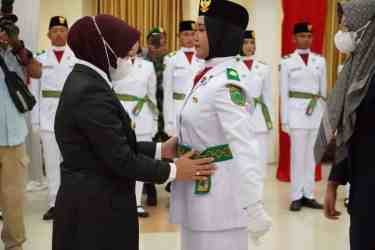 Bupati Sri Juniarsih Mas Mengukuhkan 33 Paskibraka Berau