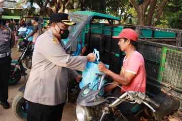 Polres Berau Bagikan Bansos ke Masyarakat Terdampak BBM Subsidi