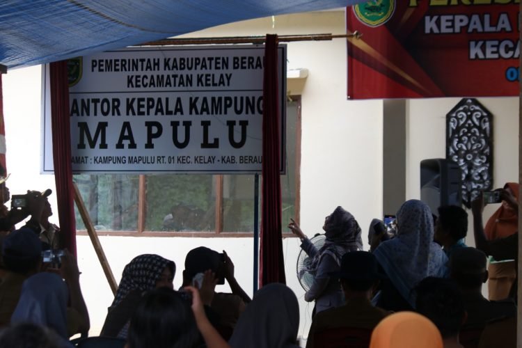 Bupati Resmikan Kantor Kepala Kampung Mapulu