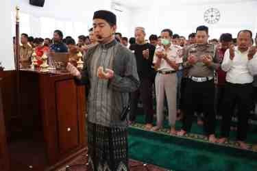 Pasca Tragedi Kanjuruhan, Polres Berau Gelar Salat Gaib