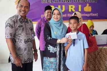 Bupati Berikan Tunjangan Lansia dan Yatim Piatu
