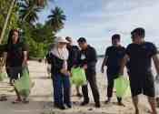 Bersama PWI, Bupati Berau Bersihkan Sampah di Pulau Maratua