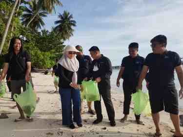 Bersama PWI, Bupati Berau Bersihkan Sampah di Pulau Maratua