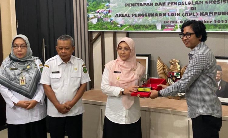 Serah-terima SK Bupati Berau, Diharapkan Selalu Menjaga Kelestarian dan Keasrian Mangrove Pada Pulau-Pulau di Berau