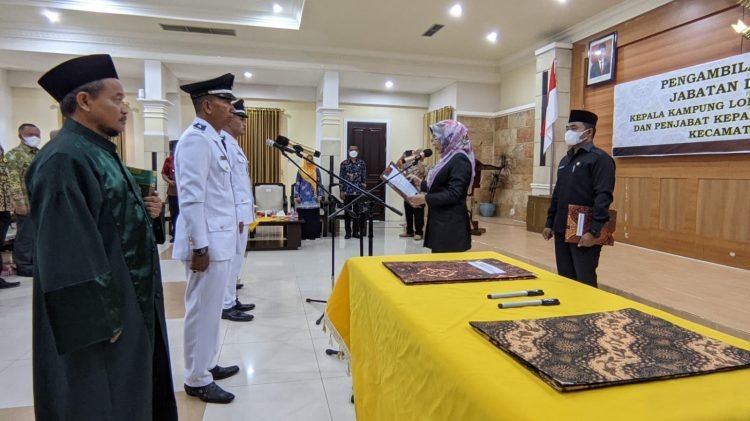 Pelantikan Kepala Kampung Antar Waktu, Bupati : Jalin Kerjasama Yang Baik Demi Pembangunan Kampung Sejahtera