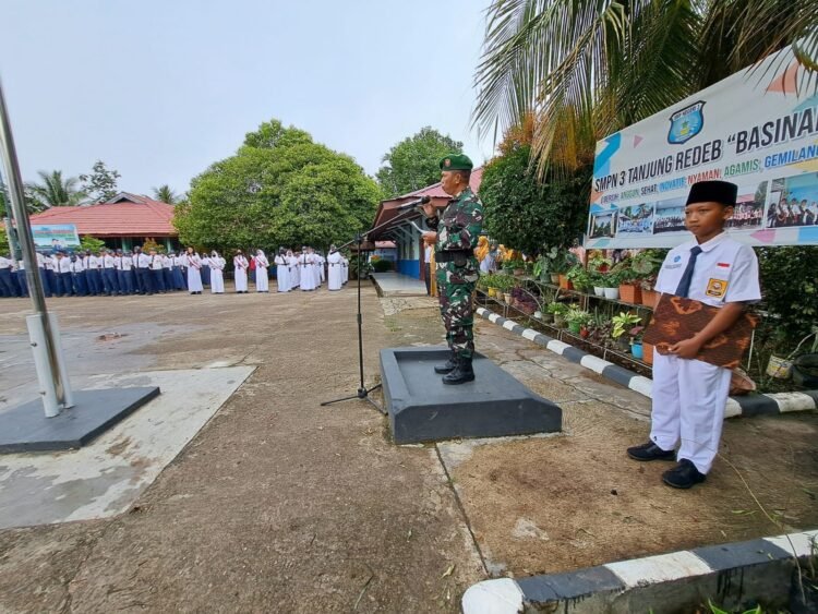 Jadi Pembina Upacara Di SMPN 3 Tanjung Redeb, Danramil 0902-04/Trd Ingatkan Pentingnya Cinta Tanah Air dan Sikap Sopan Santun di Sekolah