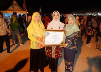 Bupati Sri Juniarsih Mas Terima Anugerah Lencana Bhakti Ekonomi Desa