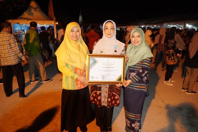 Bupati Sri Juniarsih Mas Terima Anugerah Lencana Bhakti Ekonomi Desa