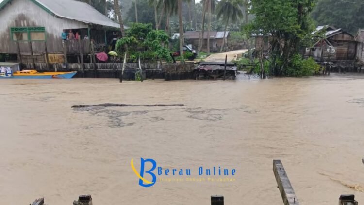 Usai Diperbaiki, Jembatan Kayu Kampung Penghubung 2 RT di Kampung Teluk Sumbang Kembali Hanyut