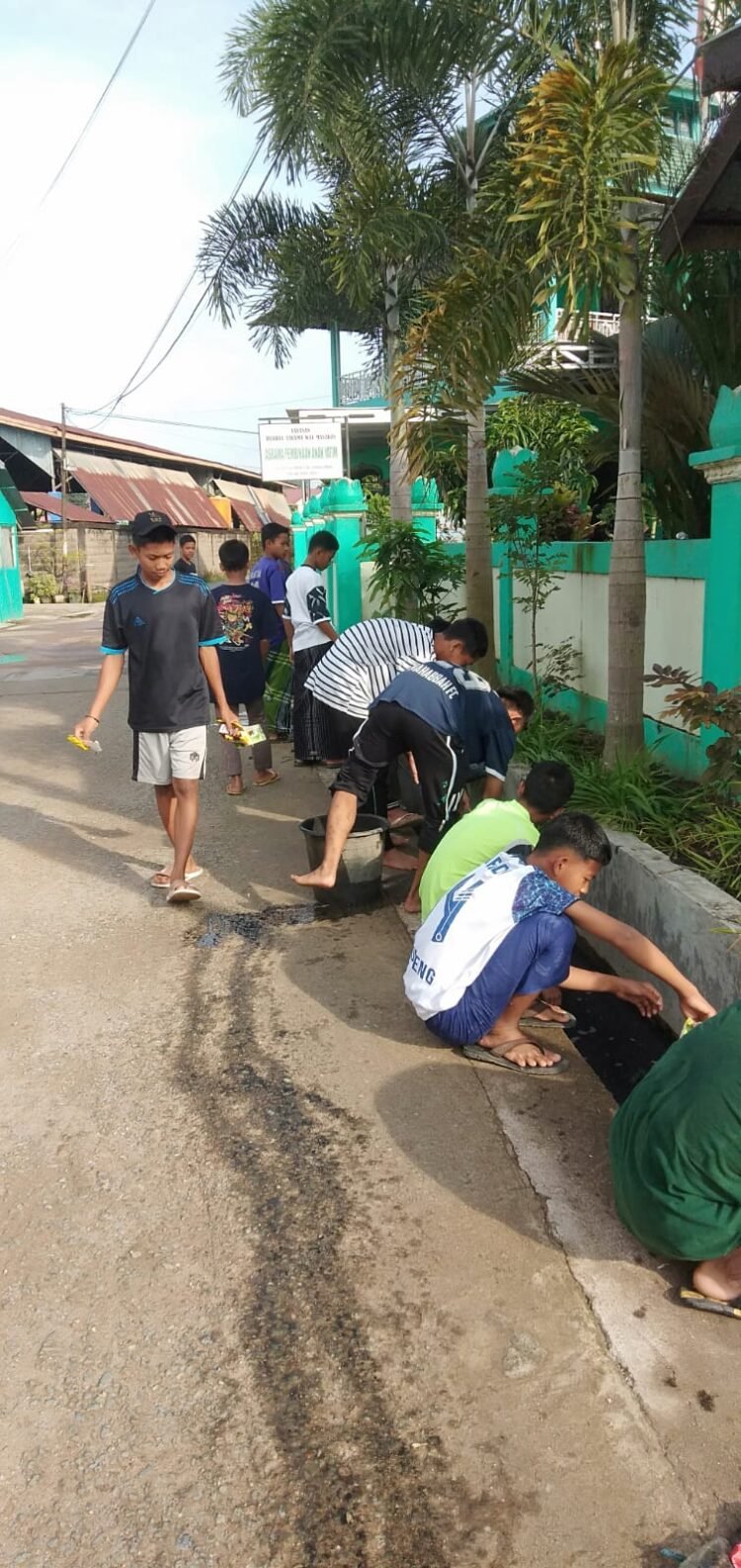 Rutin Tiap Minggu, Santri Yayasan Hubbul Yatama Wal Masakin Berau Gelar Kerja Bakti