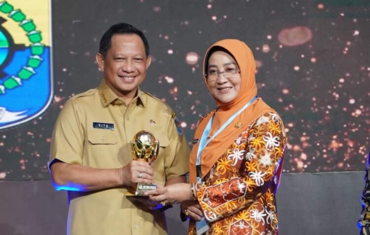 Dukung Penuh Program JKN, Bupati Berau Terima Penghargaan UHC Award 2023
