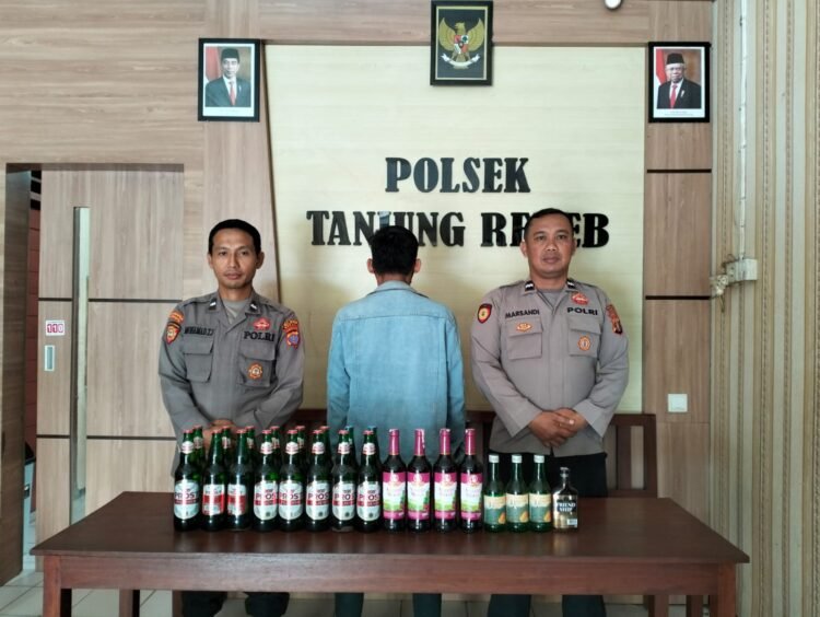 Ditangkap Karena Jual Miras, Pemuda Ini Terancam Lebaran di Jeruji Besi