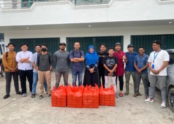 Menyemarakan Bulan Suci Ramadan, PWI dan SMSI Bagikan Ratusan Takjil di Jalan