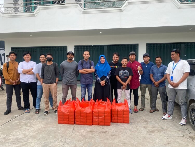 Menyemarakan Bulan Suci Ramadan, PWI dan SMSI Bagikan Ratusan Takjil di Jalan