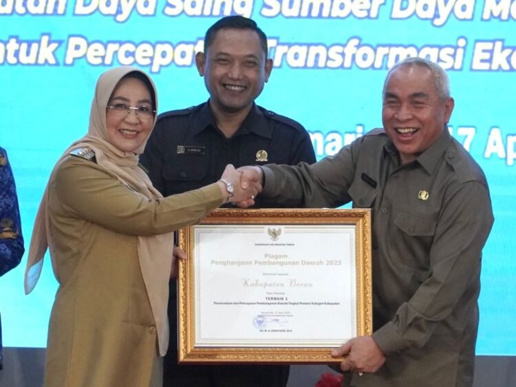 Terbaik Pertama, Bupati Berau Raih Penghargaan Pembangunan Kaltim Tahun 2023