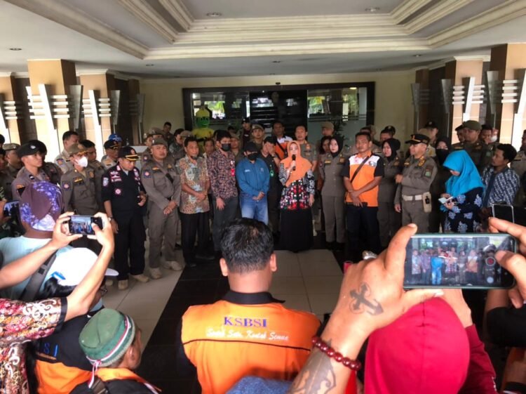 Temui Langsung Demonstran, Bupati Berau Sampaikan Membela Buruh Bagian Dari Kewajiban Pemerintah
