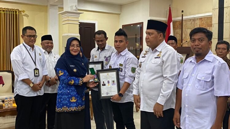Bupati Berikan Penghargaan Ke 10 Kampung Dengan Kinerja Pengelolaan Keuangan Terbaik