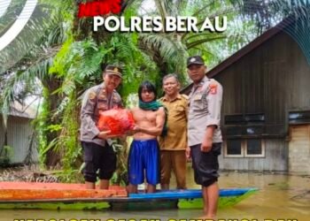Kapolsek Segah Bagikan Sembako kepada Warga Kampung Gunung Sari yang Terdampak Banjir