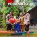 Kapolsek Segah Bagikan Sembako kepada Warga Kampung Gunung Sari yang Terdampak Banjir