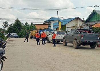 Antrian Panjang Terjadi Di Jalan masuk Dermaga Penyebarangan Roda Empat