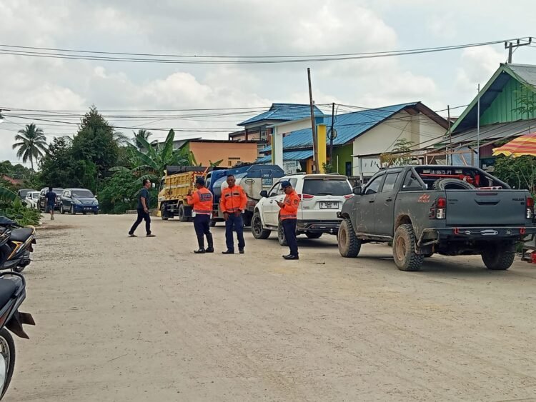Antrian Panjang Terjadi Di Jalan masuk Dermaga Penyebarangan Roda Empat