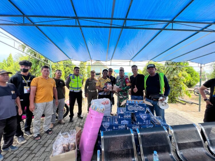 Forum Komunikasi Kicau Mania Berau Berbagi 1.000 Air Mineral dan Roti