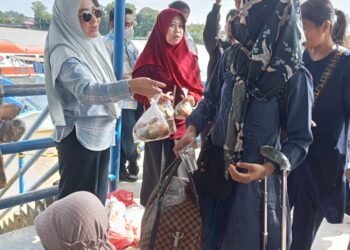 Tinjau Dermaga Sanggam, Bupati Berbagi Nasi Bungkus