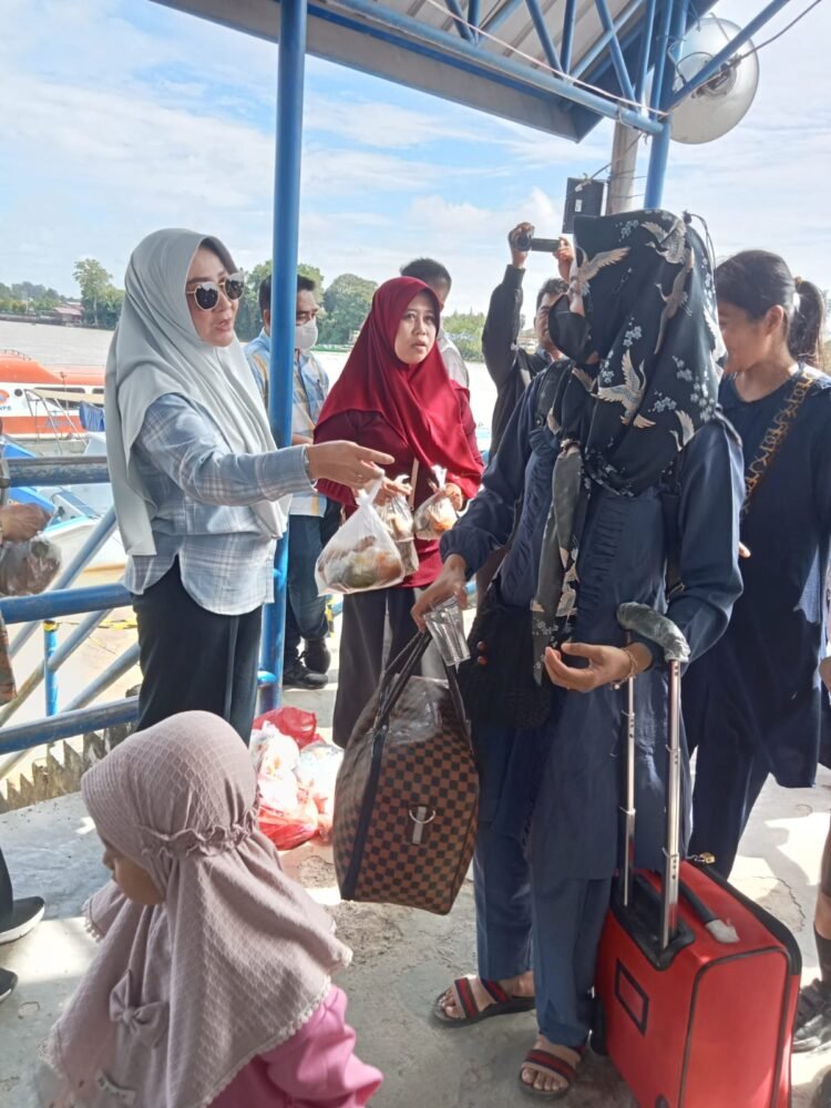 Tinjau Dermaga Sanggam, Bupati Berbagi Nasi Bungkus