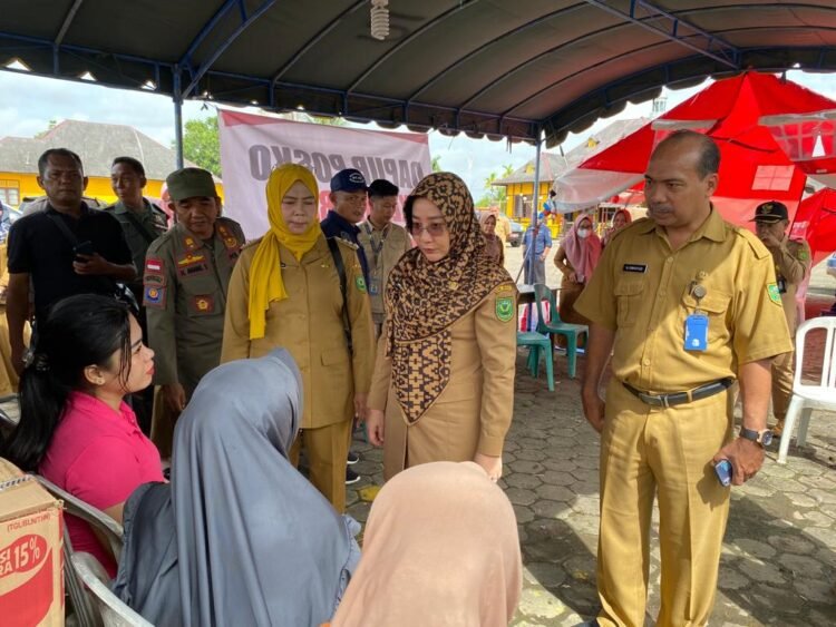 Bupati Sri Juniarsih Beri Bantuan Ke Korban Kebakaran Di Gunung Tabur