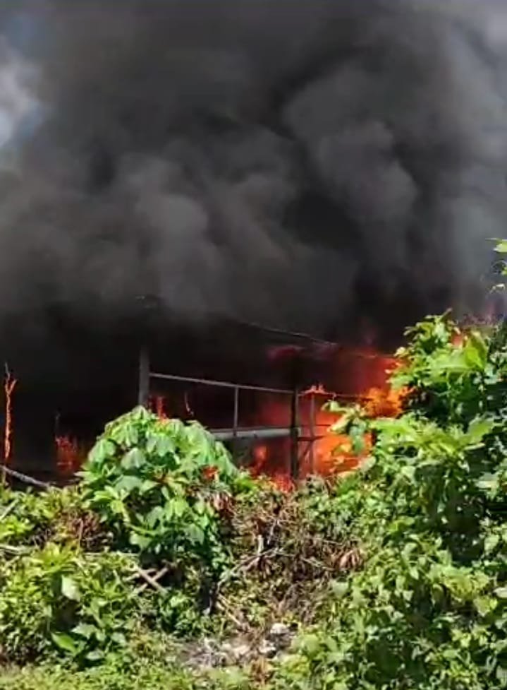 Sijago Merah Melahap Habis Gudang Penumpukan Bahan Bangunan di Jalan Ketapang