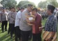 Bhabinkamtibmas dan Masyarakat Berprestasi mendapat penghargaan dari Kapolres Berau