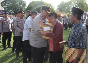 Bhabinkamtibmas dan Masyarakat Berprestasi mendapat penghargaan dari Kapolres Berau