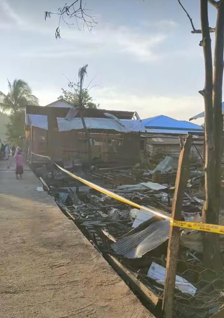 Si Jago Merah Berkobar Di Tanjung Baru, Dua Rumah Warga Rata Dengan Tanah